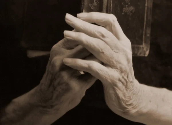 Kadın Eli Olan Bir Adamın Elleri — Stok fotoğraf