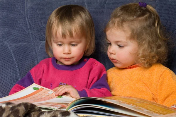 Dos Niños Leídos Libro —  Fotos de Stock