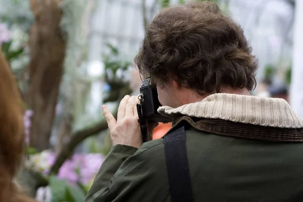Homem Com Câmera Retro Velha Parque — Fotografia de Stock