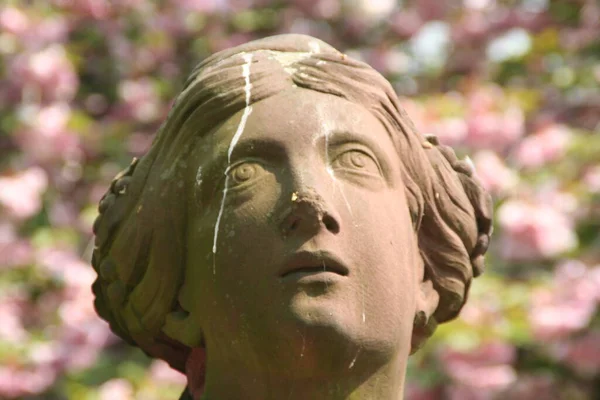 Statue Une Jeune Femme Dans Parc — Photo