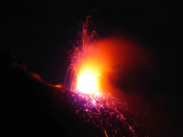 Spent Two Hours Just 500M Three Eruption Craters Stromboli Envuelto —  Fotos de Stock