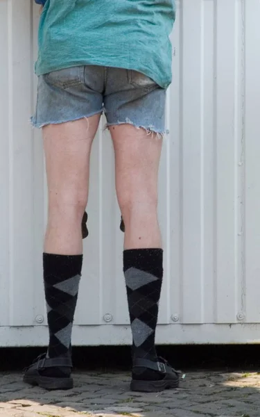 Zblízka Ženské Nohy Modrých Džínách — Stock fotografie