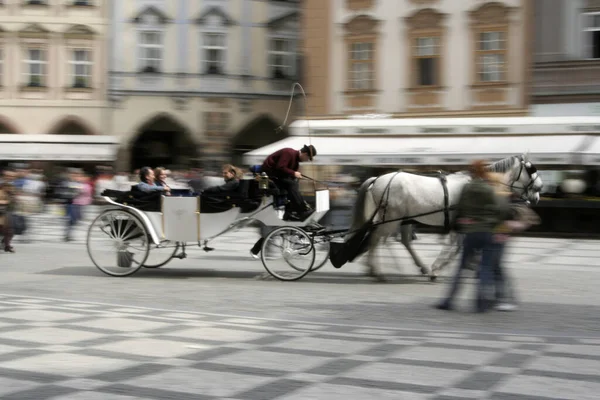 Hämärtynyt Ihmiset Pyörällä Kaupungissa — kuvapankkivalokuva