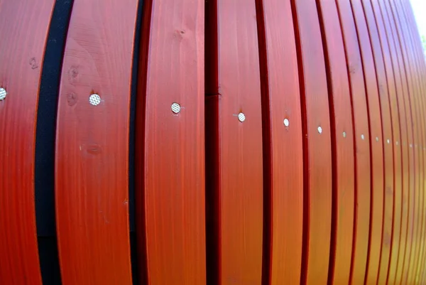 赤いペンキで木製の柵 — ストック写真