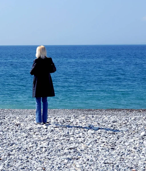 Giovane Donna Abito Blu Sulla Spiaggia — Foto Stock