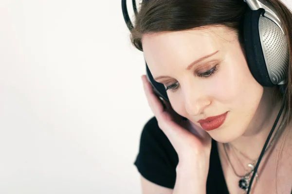 Mujer Joven Escuchando Música Con Auriculares — Foto de Stock