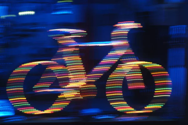 Oświetlone Ozdobione Kolorowymi Lampkami Choinkowymi Rower — Zdjęcie stockowe