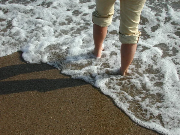 Pés Uma Mulher Praia — Fotografia de Stock