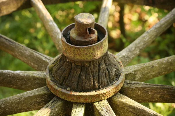 錆びた鉄の古い木のハンドル — ストック写真