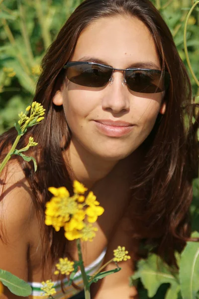 Mujer Joven Gafas Sol Camisa Blanca Con Flores — Foto de Stock
