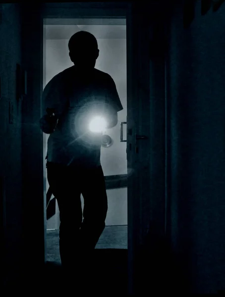 家の廊下に立っている黒いシャツの男のシルエット — ストック写真