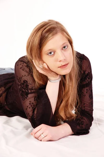 Retrato Uma Bela Jovem Mulher Vestido Preto — Fotografia de Stock