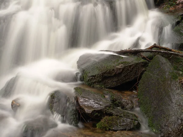 Bella Cascata Sullo Sfondo Della Natura — Foto Stock