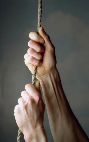 Hände Halten Ein Seil Der Hand — Stockfoto