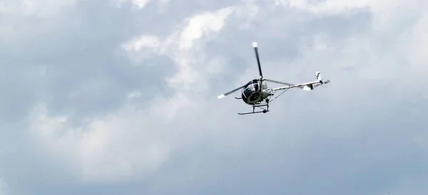 Drohne Fliegt Mit Wolken Himmel — Stockfoto