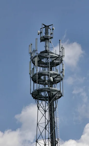 Wieża Telekomunikacyjna Antenami Przeciwko Błękitnemu Niebu — Zdjęcie stockowe