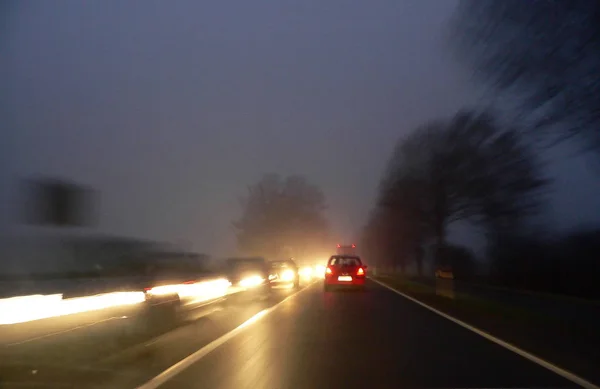 在冬天黄昏的时候开车 — 图库照片