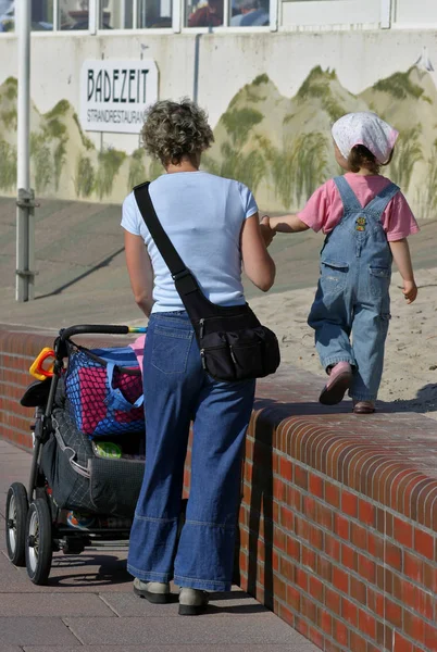 Mãe Com Criança Enquanto Caminhava Calçadão Ocidente Silva — Fotografia de Stock