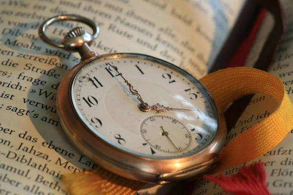 Pocket Watch Vintage Book — Stock Photo, Image