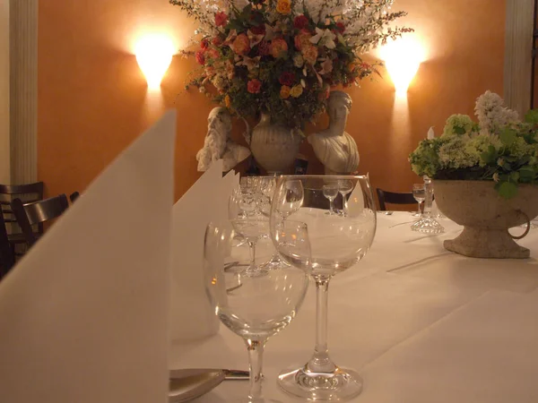 Table Setting Flowers Glasses — Stock Photo, Image