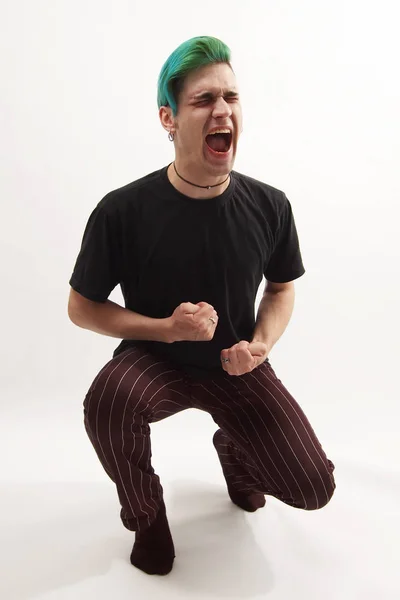 Retrato Homem Jovem Com Cabelos Tingidos Fundo Branco — Fotografia de Stock