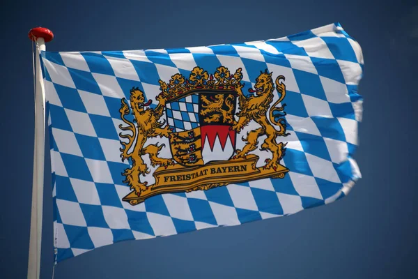 Vlag Van Vrije Staat Bavaria Tegen Wolkenloze Lucht — Stockfoto