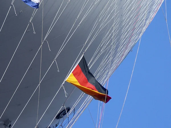 Une Vue Voilier Dans Mer Avec Drapeau Allemagne — Photo