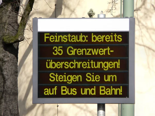 Schild Auf Der Straße Der Stadt — Stockfoto