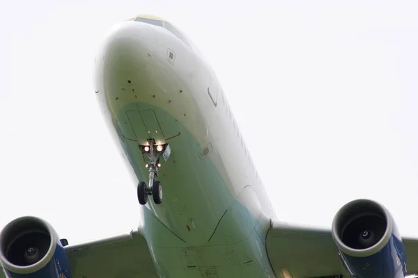 空を飛ぶ飛行機は — ストック写真