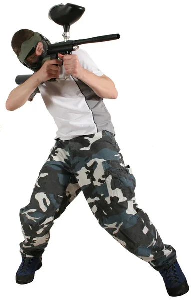 Homem Com Capacete Paintball Arma Posando Estúdio — Fotografia de Stock