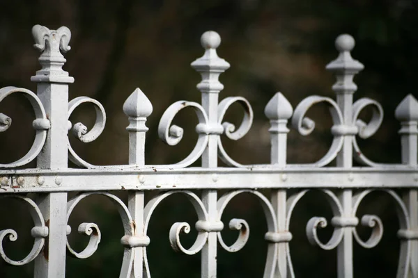 白い錬鉄製の柵 — ストック写真
