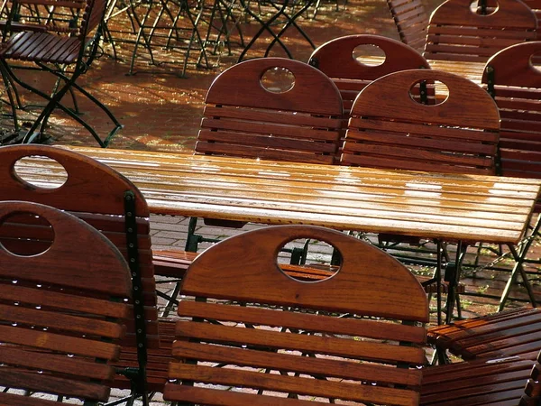 Een Biertuin Een Aanhoudende Regen Eenzaam Verlssen Zelfs Zonder Bier — Stockfoto