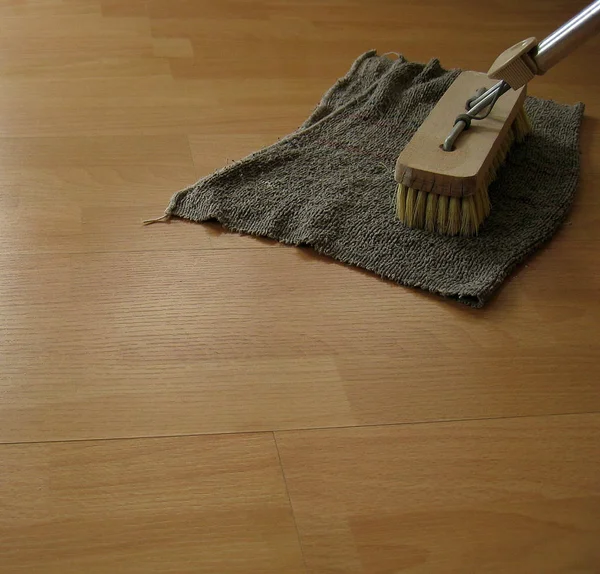木制地板刷子清洁概念 — 图库照片