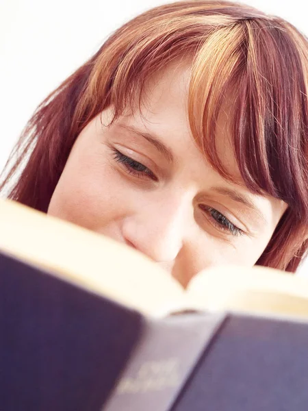 Jonge Vrouw Die Boek Leest Bibliotheek — Stockfoto