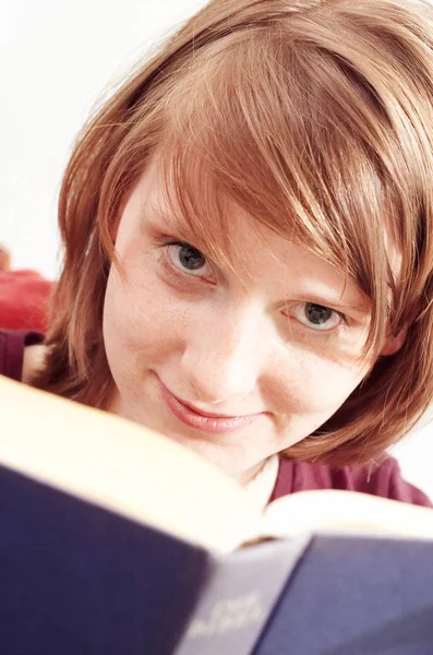 Portret Van Een Mooie Vrouw Die Een Boek Leest — Stockfoto