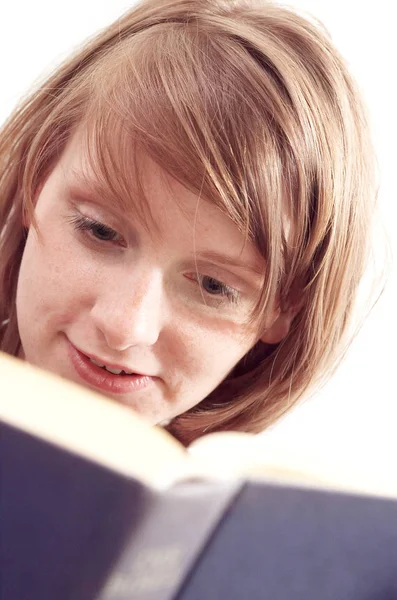 Jonge Vrouw Die Een Boek Leest — Stockfoto