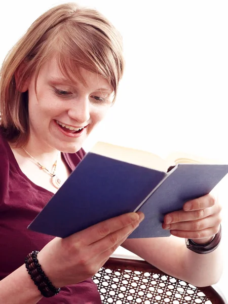 Mujer Joven Leyendo Libro — Foto de Stock