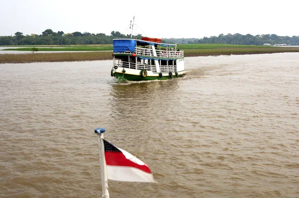 Schiffsverkehr Auf Dem Amazonas Und Flagge Des Bundesstaates Amazonien Brasilien — Stockfoto