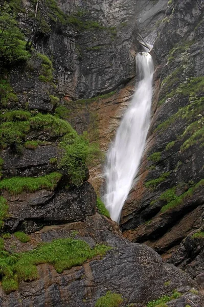 Hermosa Cascada Sobre Fondo Naturaleza —  Fotos de Stock