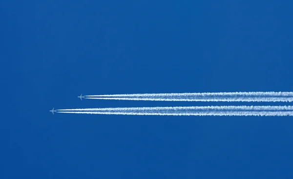 Rasto Vapor Céu Nuvens Forma Linha Produzidas Por Aeronaves — Fotografia de Stock