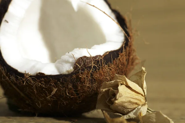 Kokos Und Kokosnüsse Auf Einem Hölzernen Hintergrund — Stockfoto