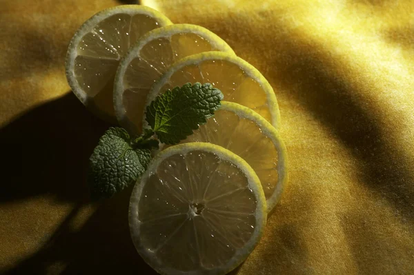 Fresh Lemon Ice Cubes Mint Leaves Table — Stock Photo, Image