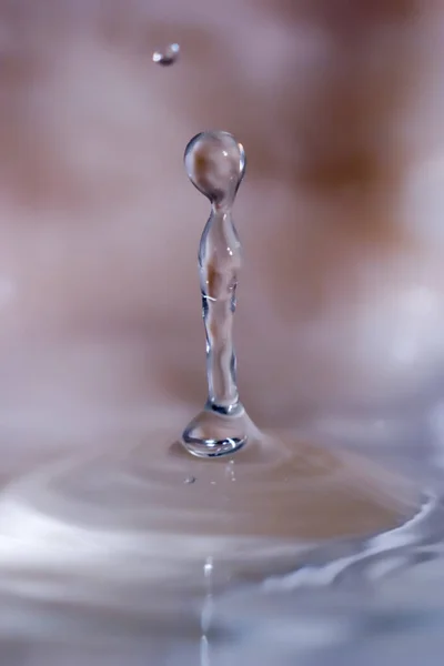 Waterdruppel Een Achtergrond Van Golven — Stockfoto