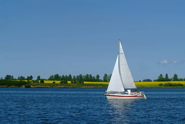 Sailing Красивым — стоковое фото