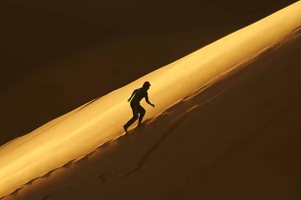 Sportieve Klim Een Hoge Duin Ouan Kasa Duinen Libya April — Stockfoto