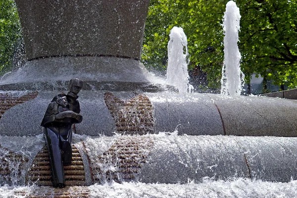 这个喷泉就是1989年3月18日雕塑家石梅陶教授经过的多特蒙德市 — 图库照片