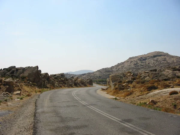 Çölde Bir Yol Diğer Şeylerin Yanı Sıra Yeşil Ada Olarak — Stok fotoğraf