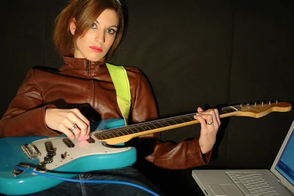 Jovem Mulher Tocando Guitarra — Fotografia de Stock