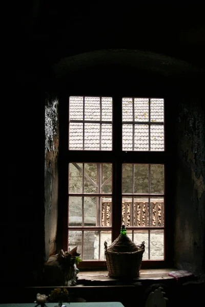 Окно Черно Белым Видом Старый Дом — стоковое фото