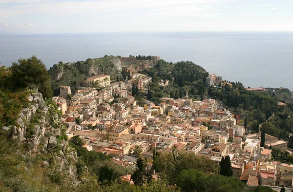 Taormina Manzarası Arka Planda Akdeniz — Stok fotoğraf